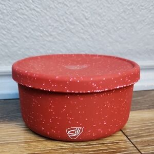 NWOT Silipint 30 oz Lidded Bowl Speckled Red